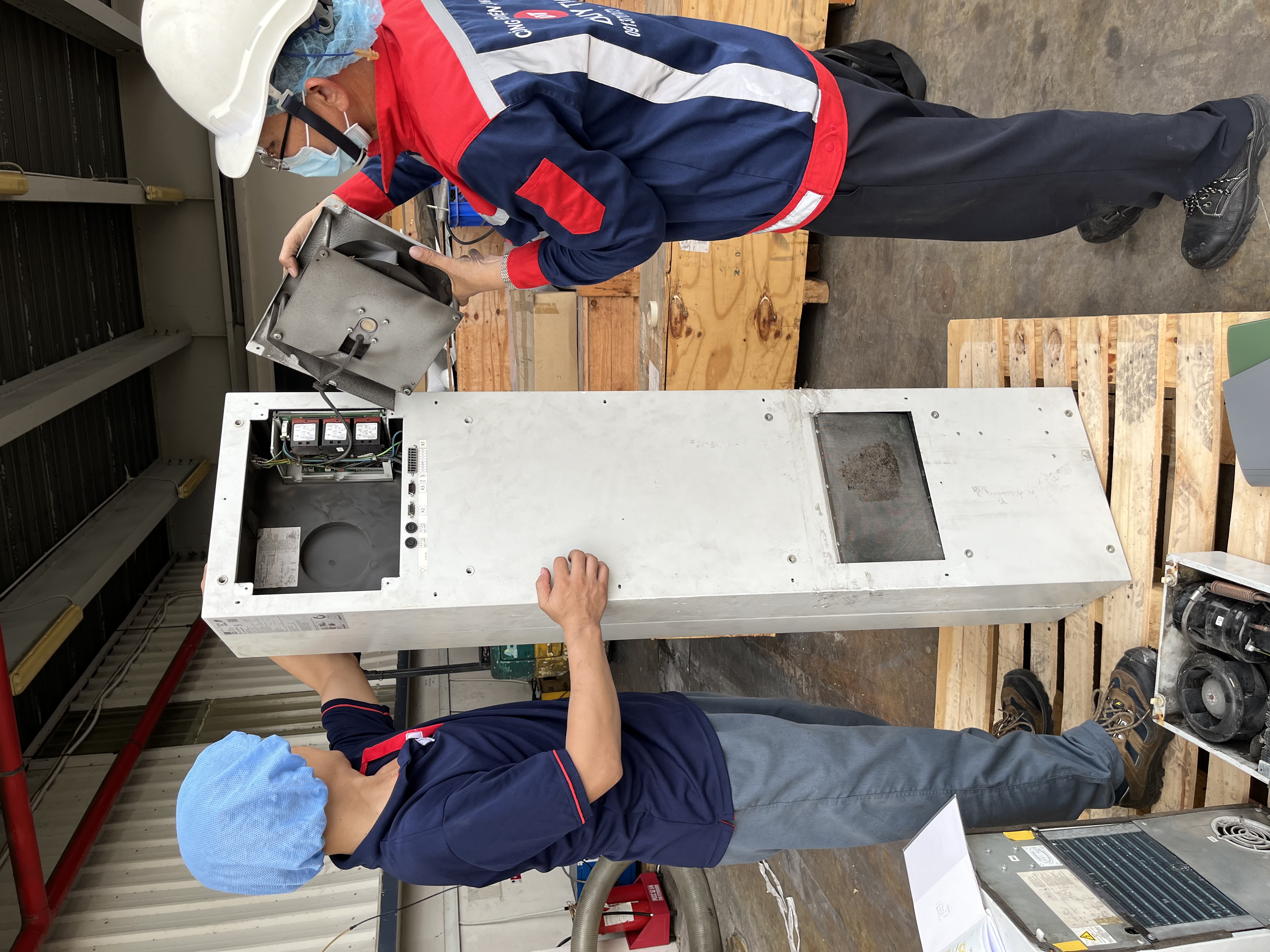 ve-sinh-may-lanh-tu-dien-rittal-tan-thanh