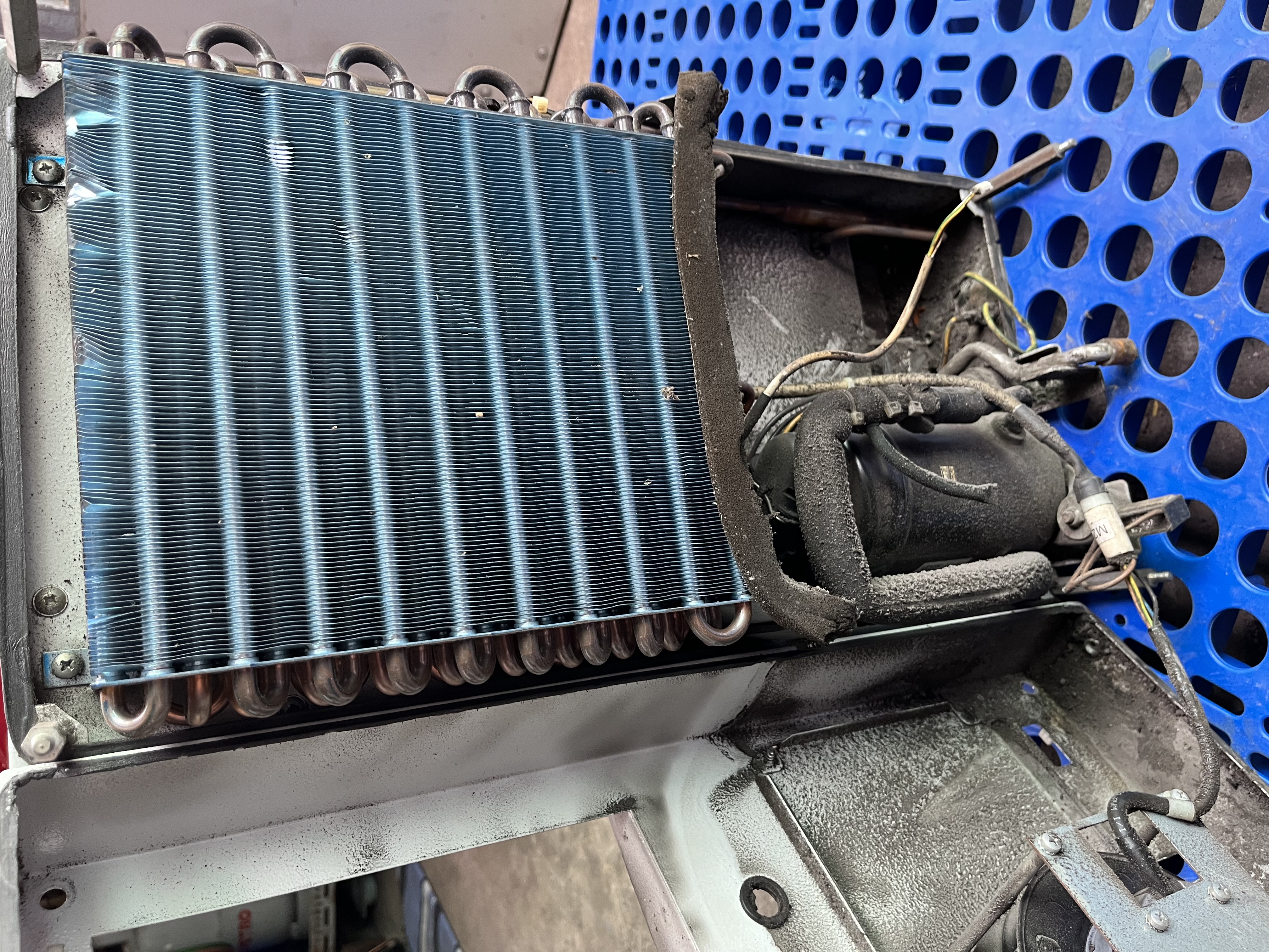 ve-sinh-may-lanh-tu-dien-rittal