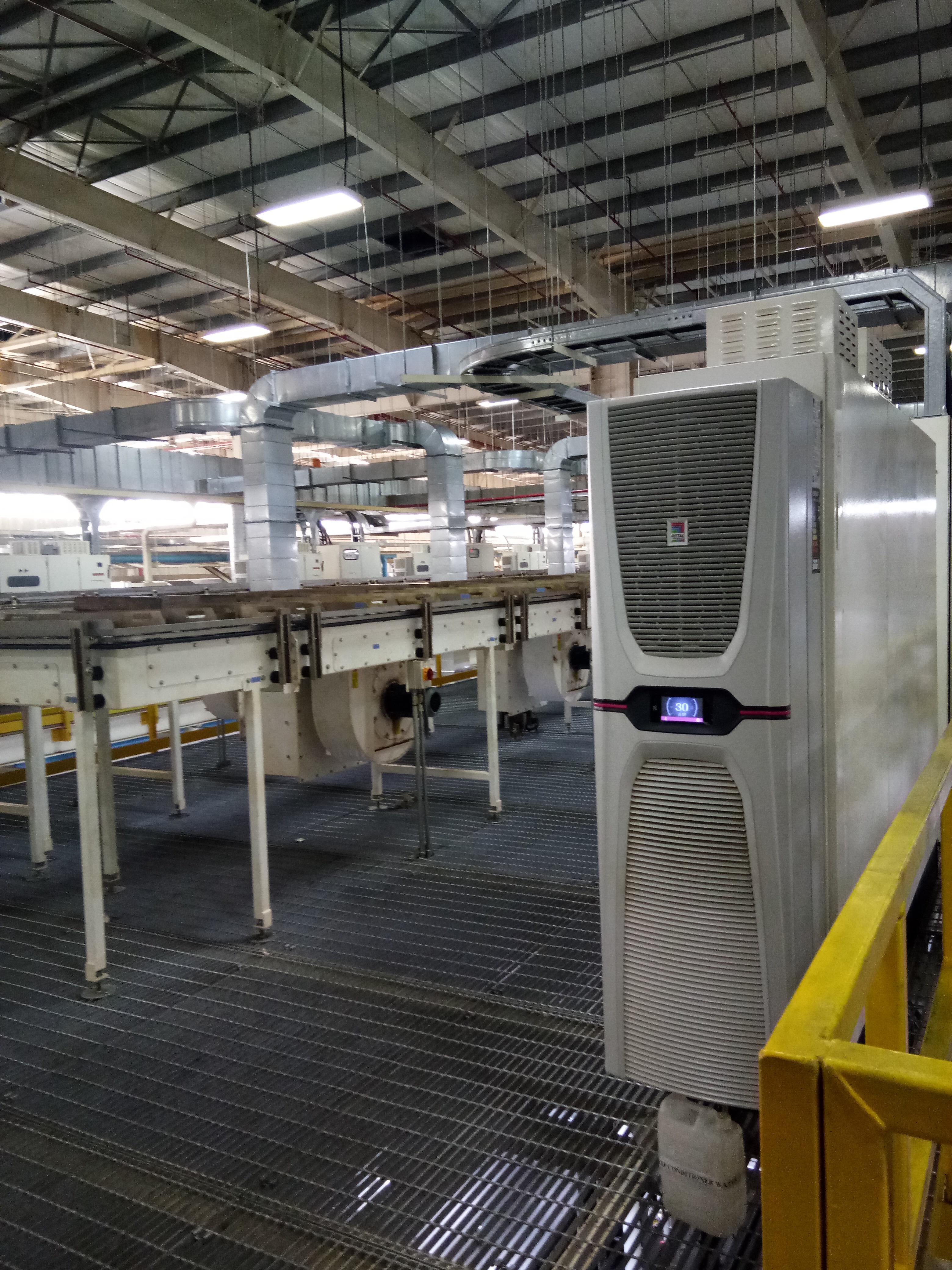 ve-sinh-may-lanh-tu-dien-rittal-ba-ria