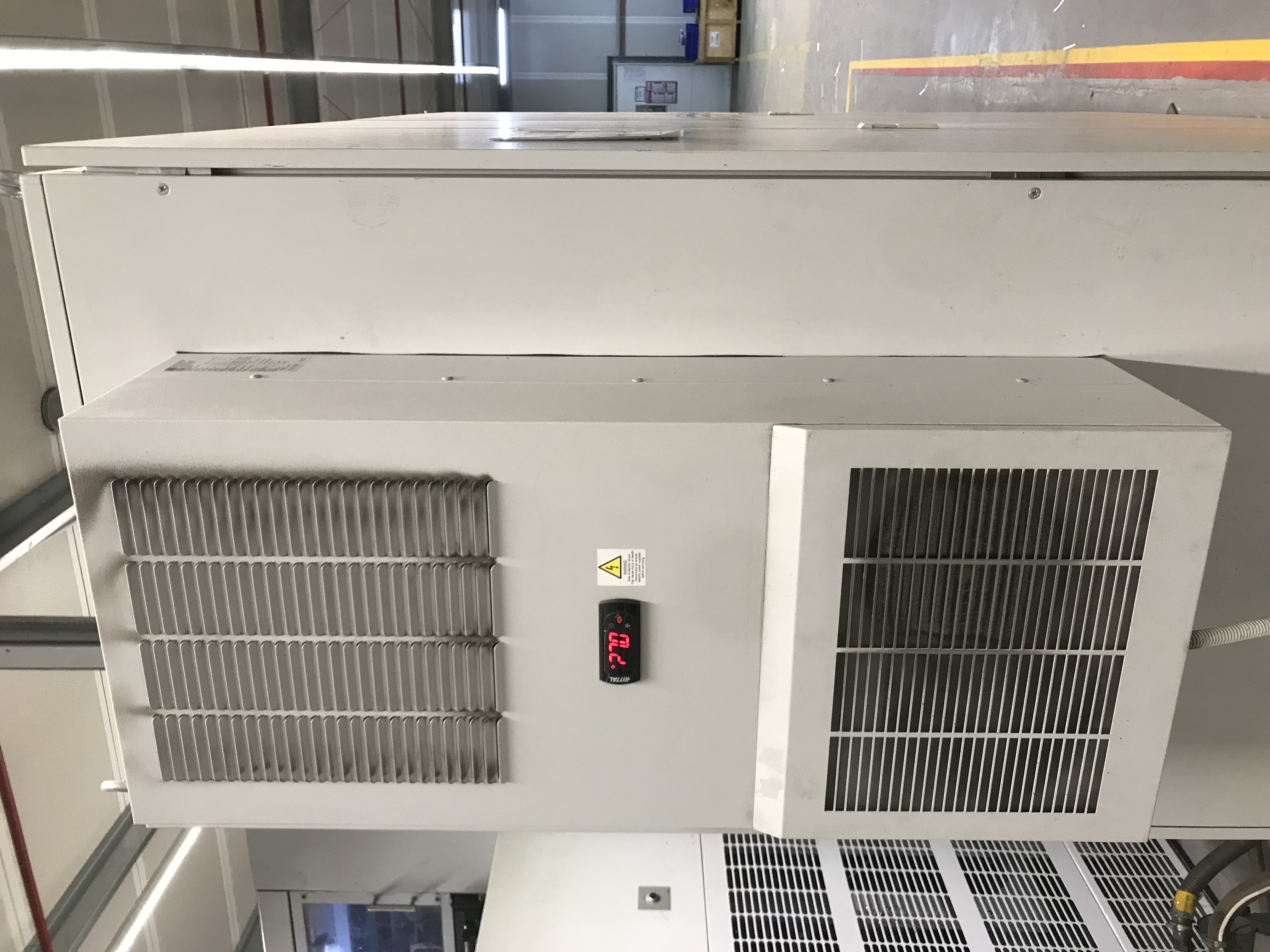 ve-sinh-may-lanh-tu-dien-rittal