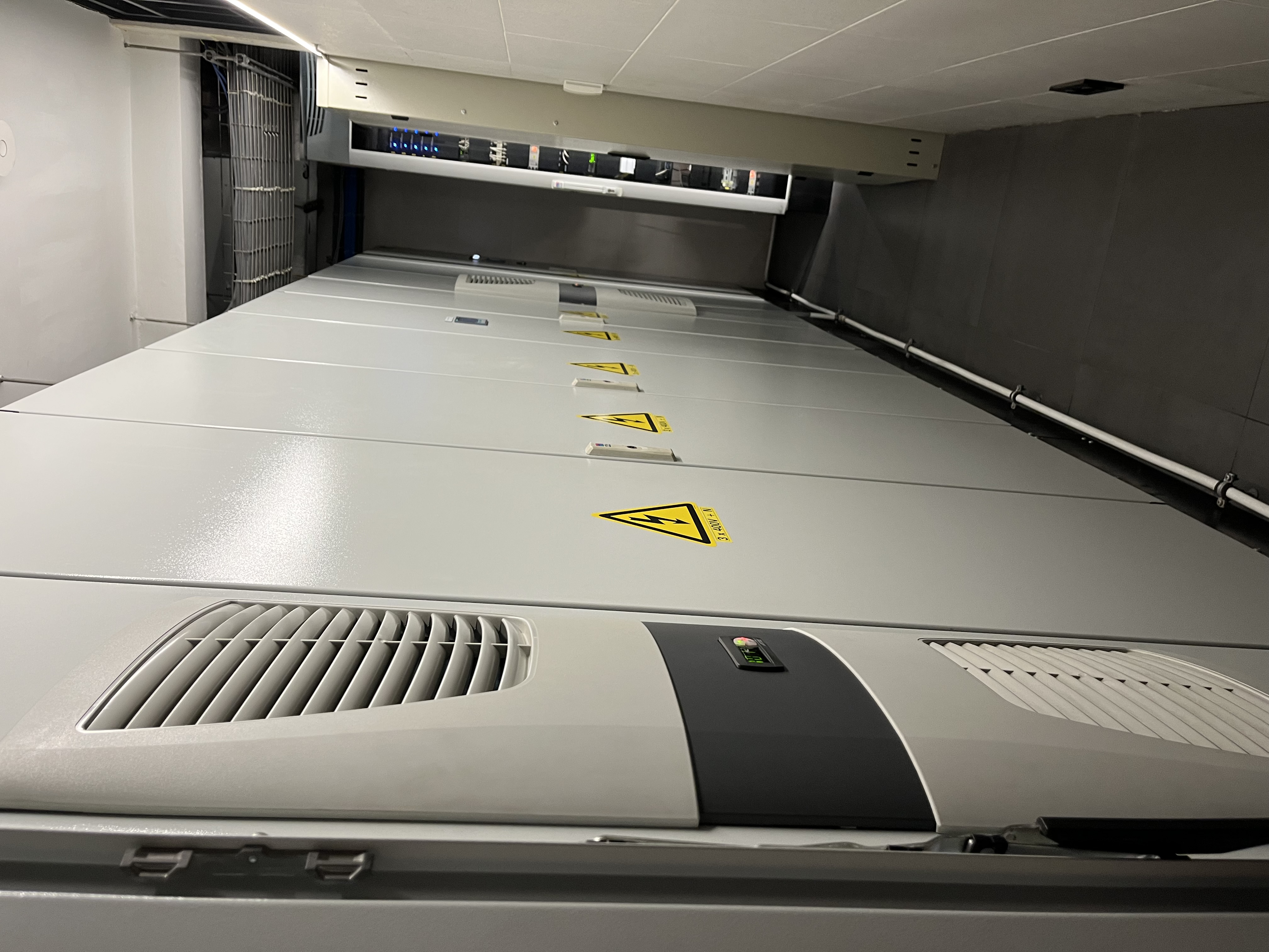 ve-sinh-may-lanh-tu-dien-rittal-ba-ria