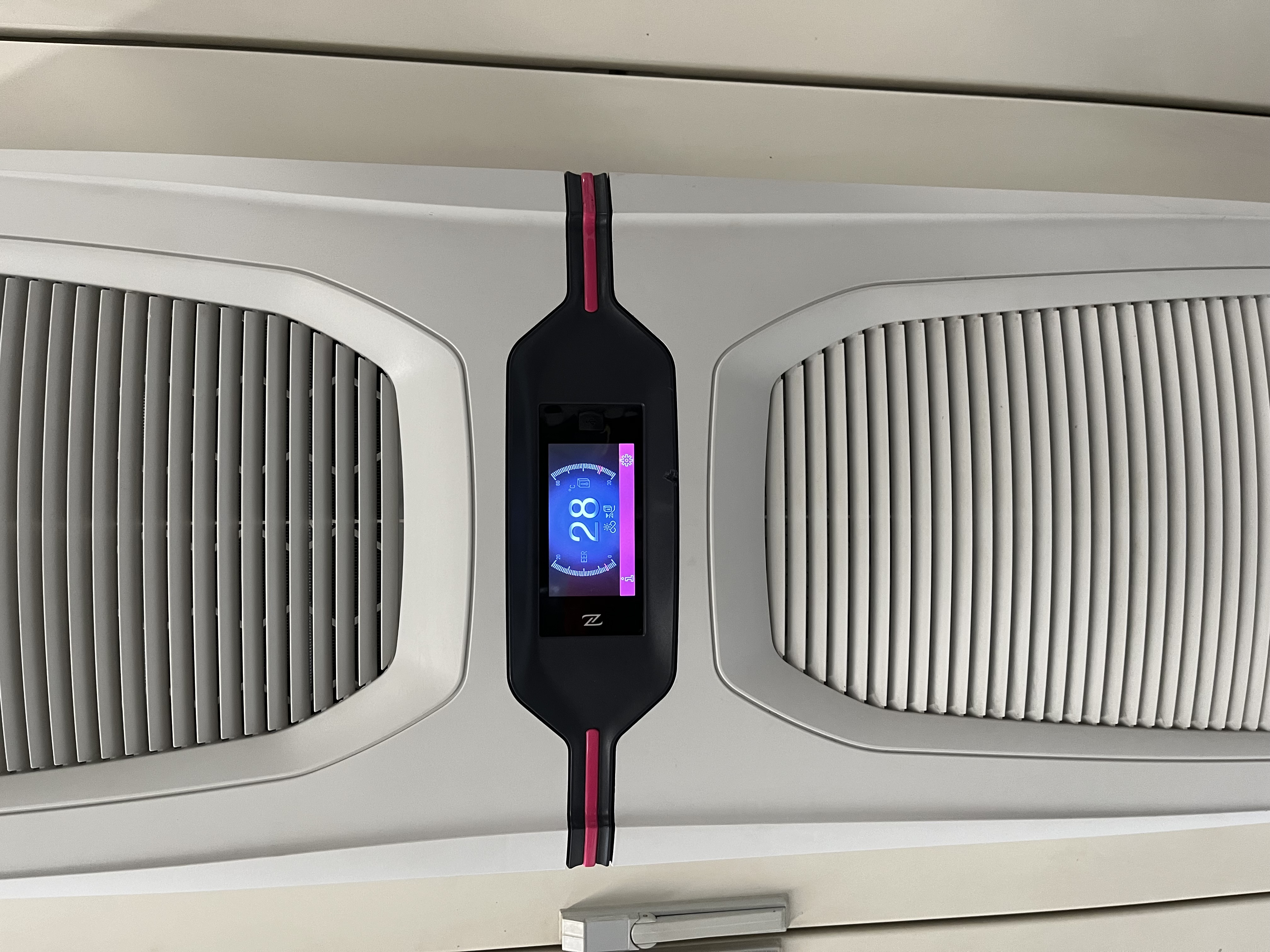 ve-sinh-may-lanh-tu-dien-rittal