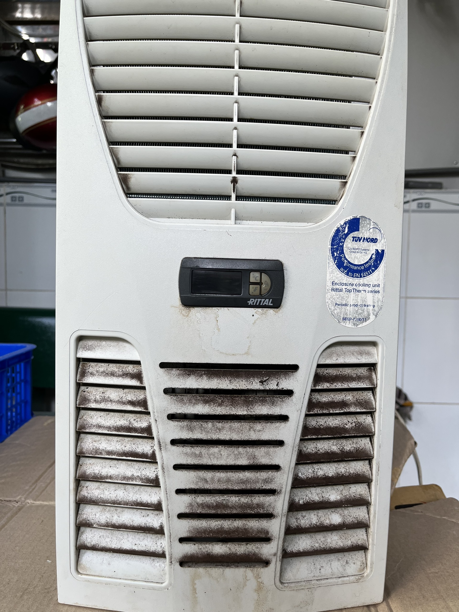 ve-sinh-may-lanh-tu-dien-rittal