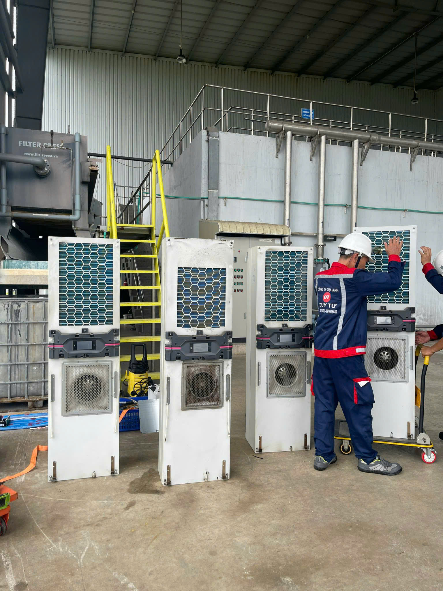 cong-ty-ve-sinh-may-lanh-tu-dien-rittal