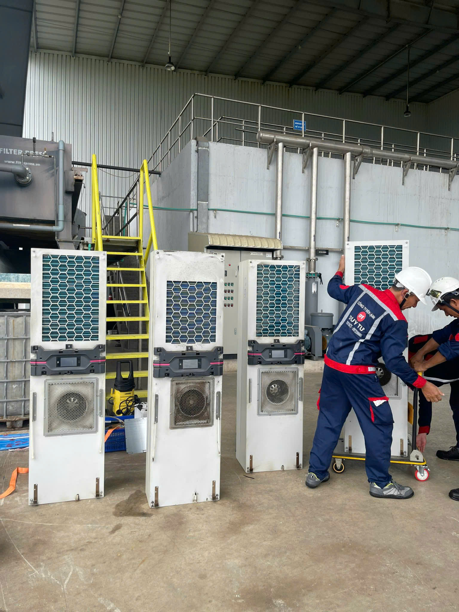 cong-ty-ve-sinh-may-lanh-tu-dien-rittal